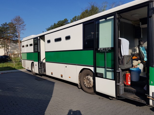 Autobus garderobiany z stanowiskami charakteryzatorskimi — Master-Film Warszawa