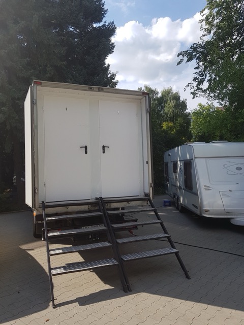 Mobilna toaleta przyczepa 1200L czystej wody — wynajem na plan filmowy Master-Film